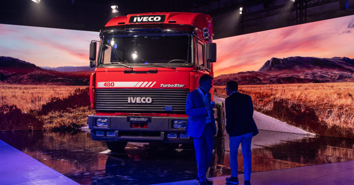 Iveco, Elkann chiude la vendita: il settore militare a Leonardo, quello civile all’indiana Tata Motors Iveco, Elkann chiude la vendita: il settore militare a Leonardo, quello civile all’indiana Tata Motors