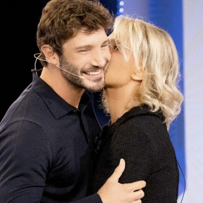“Su Affari Tuoi Maria De Filippi mi ha detto che avrei potuto farlo bene, trovando la mia quadra. Lei è una costante della mia vita”: parla Stefano De Martino