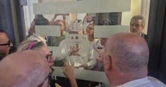 Copertina di Il video del sindaco di Taranto contestato in Comune, lui cerca il confronto con cittadini e attivisti. Poi i cori