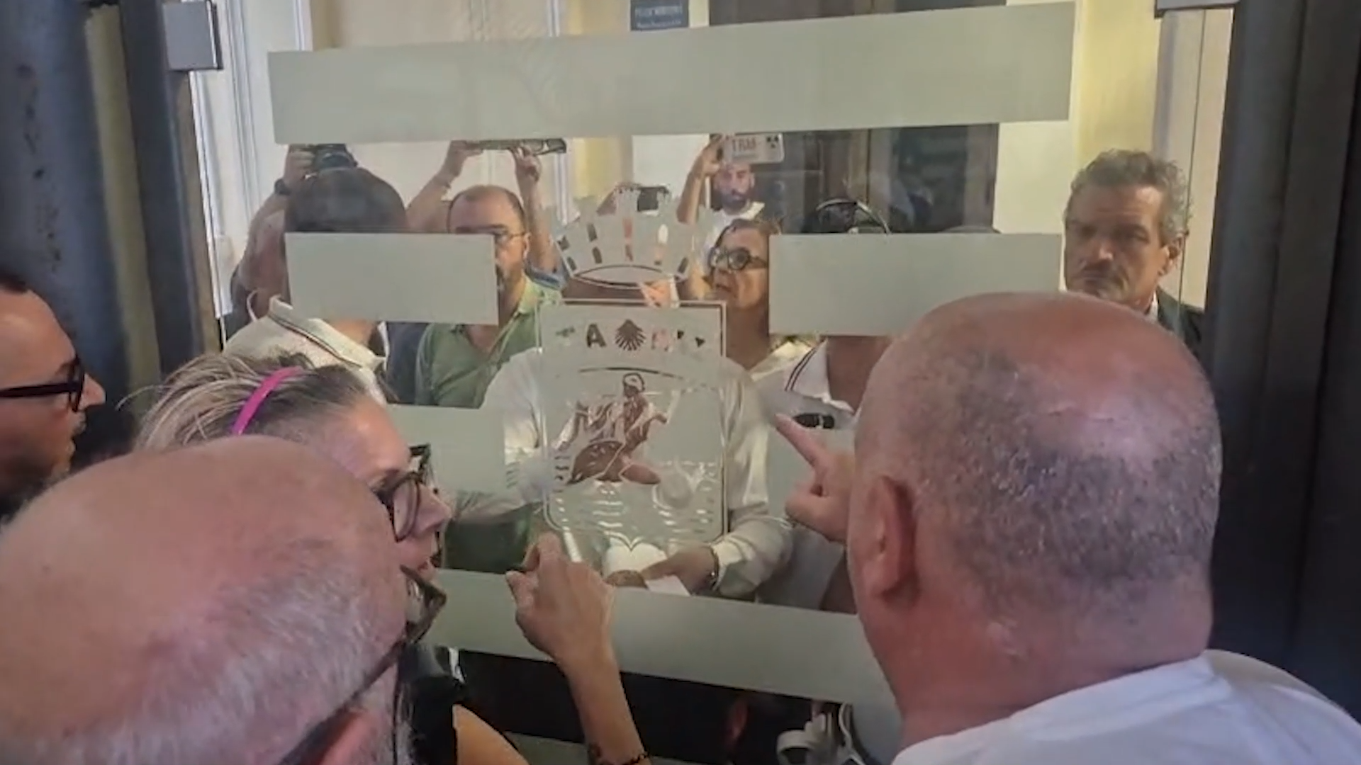 Il video del sindaco di Taranto contestato in Comune, lui cerca il confronto con cittadini e attivisti. Poi i cori