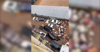 Copertina di Inondazioni nella regione di Pechino: decine di morti e 80mila sfollati. I video delle auto trascinate dal fango