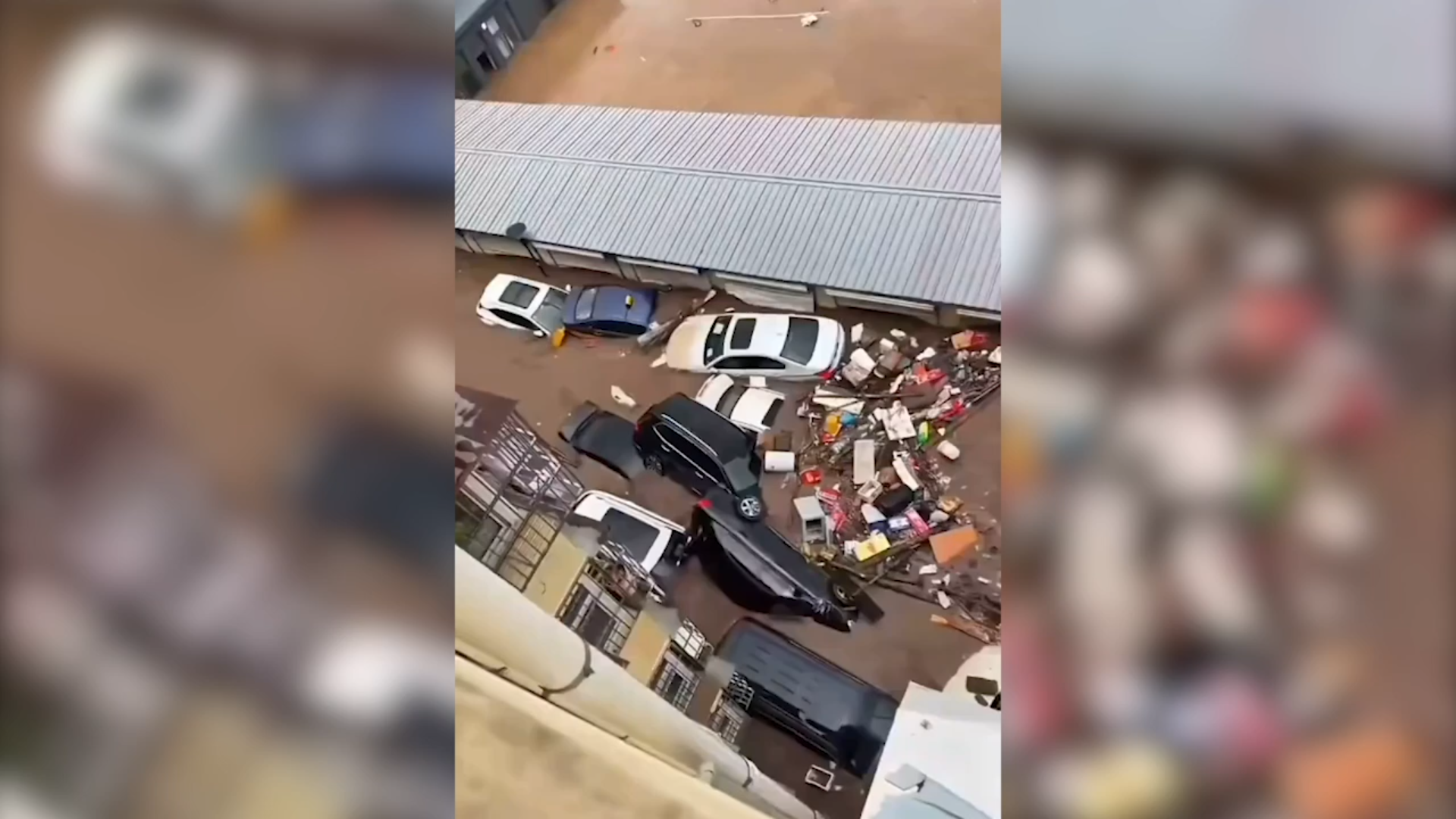 Inondazioni nella regione di Pechino: decine di morti e 80mila sfollati. I video delle auto trascinate dal fango Inondazioni nella regione di Pechino: decine di morti e 80mila sfollati. I video delle auto trascinate dal fango