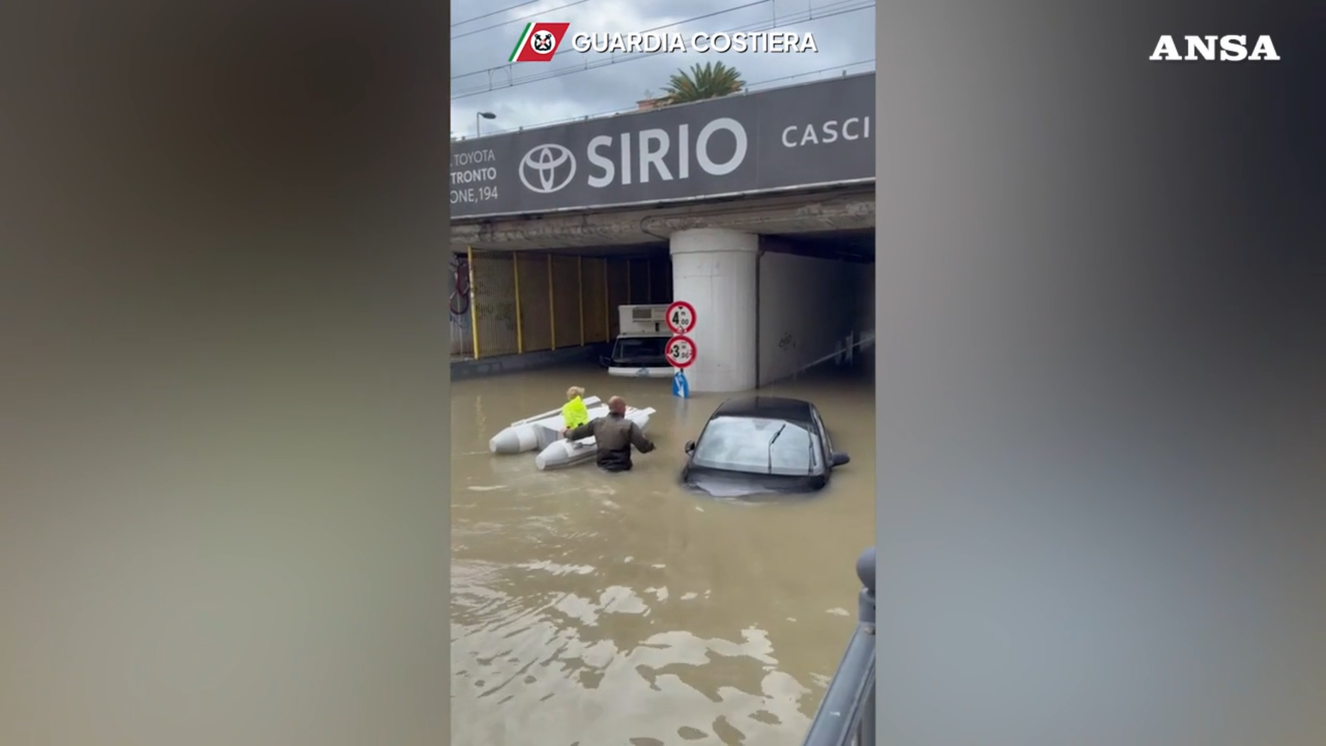 Nubifragio a San Benedetto del Tronto, auto bloccate nei sottopassi: interviene la Guardia costiera – Video Nubifragio a San Benedetto del Tronto, auto bloccate nei sottopassi: interviene la Guardia costiera – Video