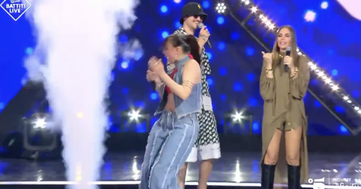 “C’era quel coso lì che sputava fuori”: Sarah Toscano spaventata a morte durante Battiti Live – IL VIDEO