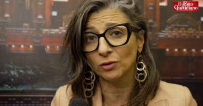 Copertina di Cori per Francesca Albanese a Montecitorio: “Due Stati? Mentre si discute, i palestinesi finiscono per la pulizia etnica di Israele”