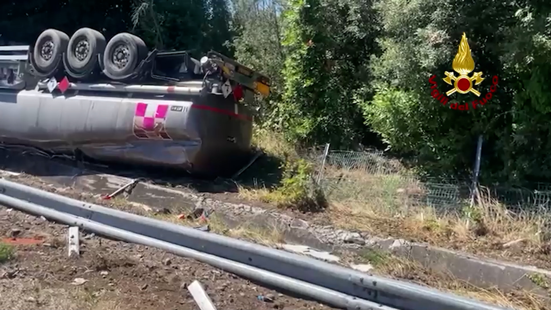 Cisterna con benzina si ribalta sull’A12: chiusa la carreggiata in direzione sud. Il mezzo in bilico – Video