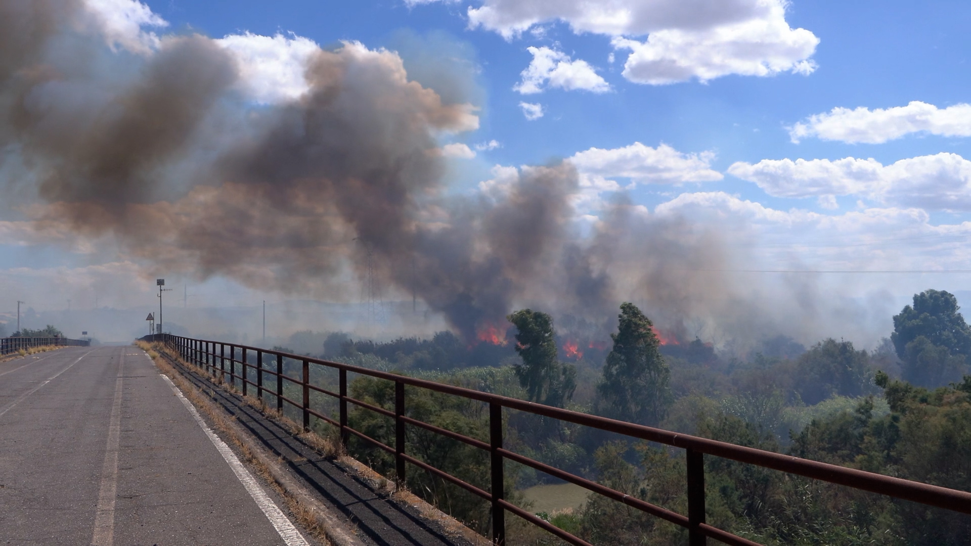 Incendio vicino all’aeroporto di Catania: sospesi tutti i voli. Il fumo invade la tangenziale – Video