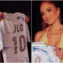 Copertina di Cosa ci fa Jennifer Loper con la maglia della Carrarese: la mossa di marketing nata da una coincidenza