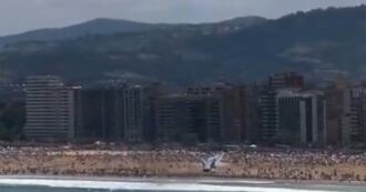 Copertina di Jet militare fa una manovra improvvisa e si avvicina pericolosamente al pubblico. La Forza Aerea spagnola: “Ora vi spieghiamo cosa è successo” – VIDEO