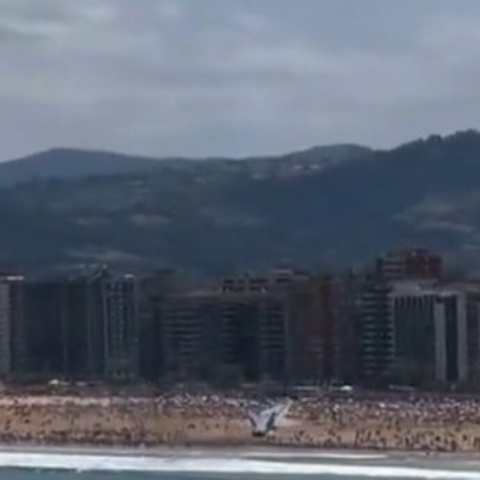 Jet militare fa una manovra improvvisa e si avvicina pericolosamente al pubblico. La Forza Aerea spagnola: “Ora vi spieghiamo cosa è successo” – VIDEO
