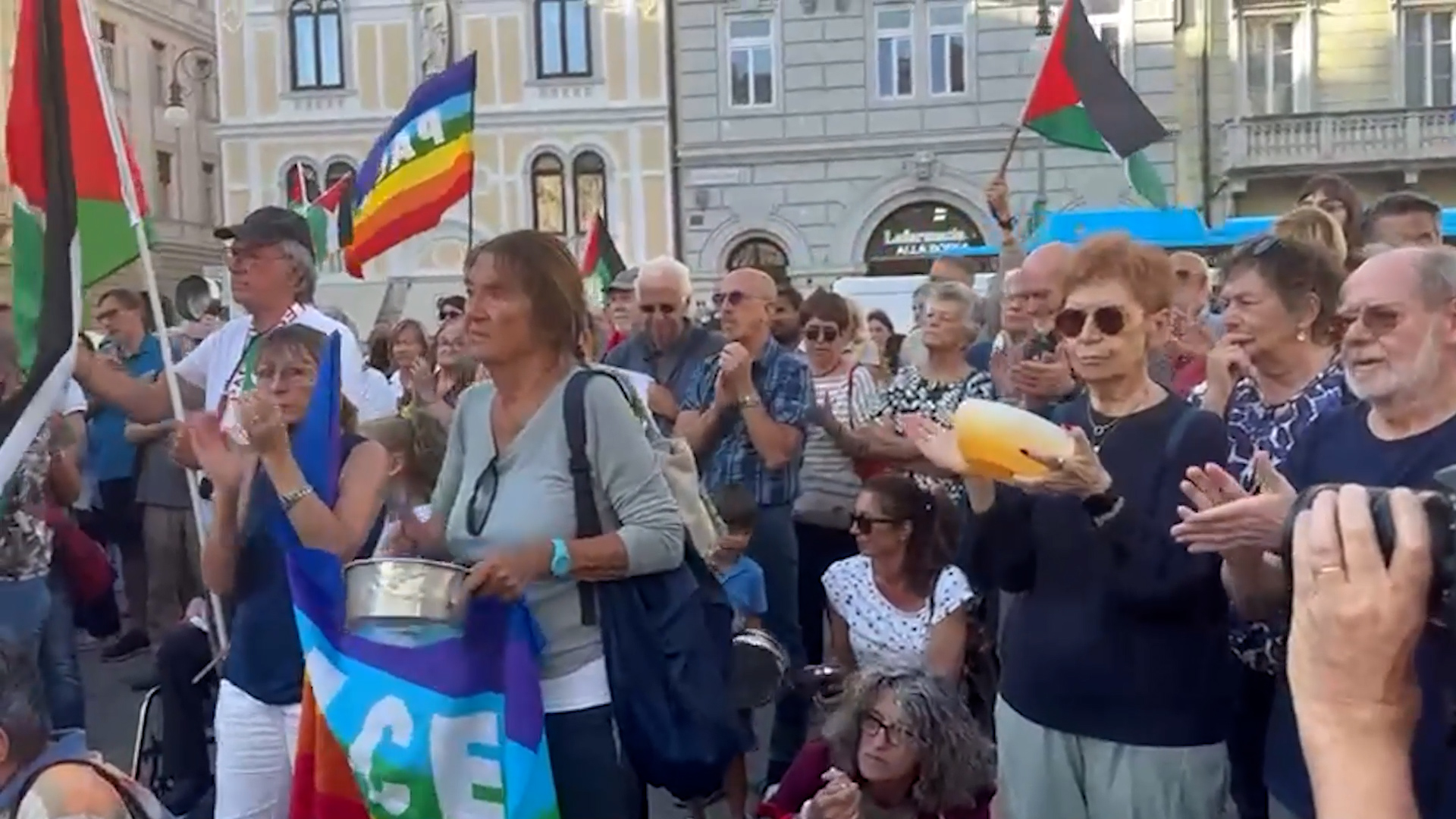 Centinaia in piazza a Trieste con pentole e cucchiai: la protesta per Gaza – Video