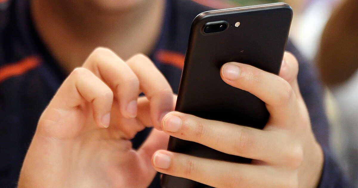 Sesso di gruppo a Genova, diffuse foto intime su WhatsApp senza consenso: si indaga per Revenge Porn