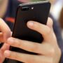Copertina di Sesso di gruppo a Genova, diffuse foto intime su WhatsApp senza consenso: si indaga per Revenge Porn
