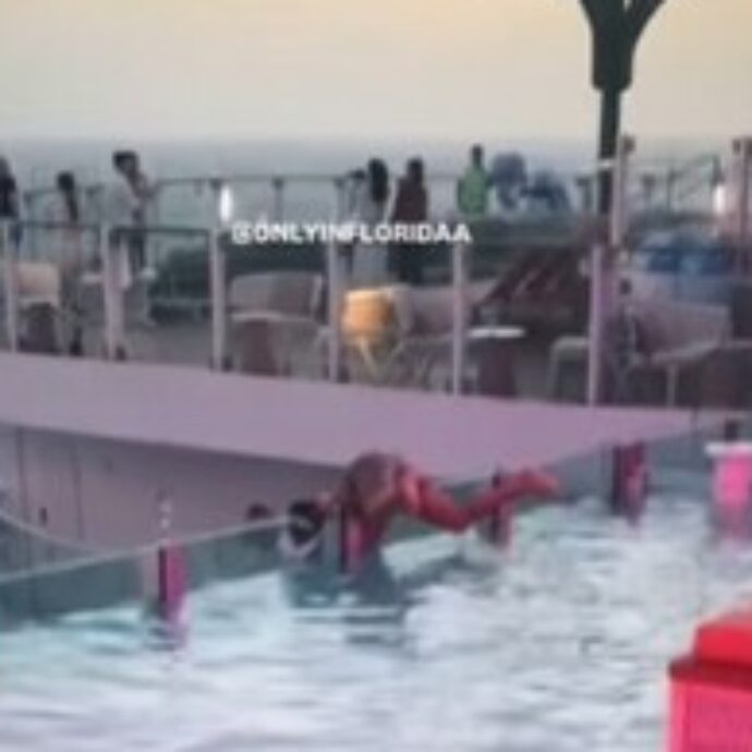 Cerca di recuperare i suoi occhiali da sole e si sporge sul parapetto: passeggero precipita dalla piscina a sfioro della nave da crociera – VIDEO
