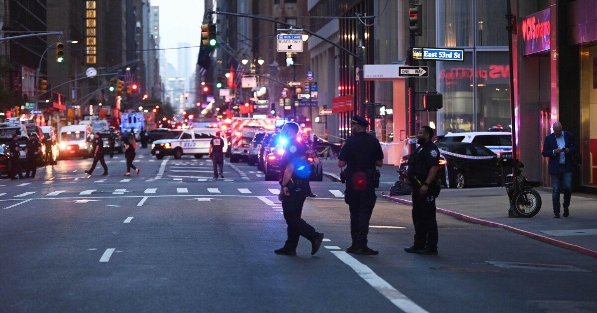 Sparatoria a New York: 27enne armato di fucile uccide 4 persone nel grattacielo sede di Blackston e NFL Sparatoria a New York: 27enne armato di fucile uccide 4 persone nel grattacielo sede di Blackston e NFL