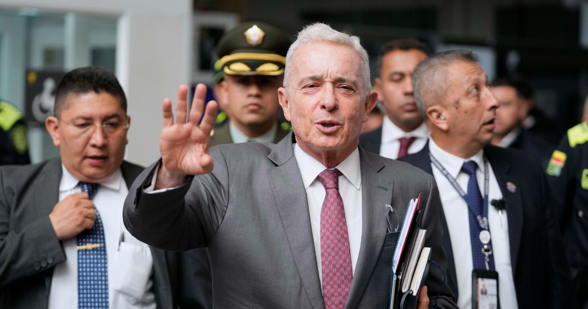 Colombia, condannato l’ex presidente Uribe: “Giornata fondamentale per la costruzione della memoria collettiva” Colombia, condannato l’ex presidente Uribe: “Giornata fondamentale per la costruzione della memoria collettiva”
