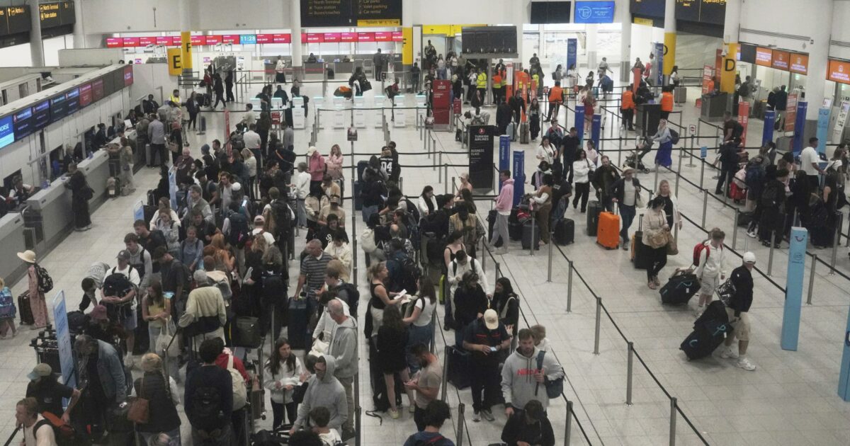Caos voli nel Regno Unito: aerei in tilt per un guasto al sistema di controllo del traffico aereo Caos voli nel Regno Unito: aerei in tilt per un guasto al sistema di controllo del traffico aereo