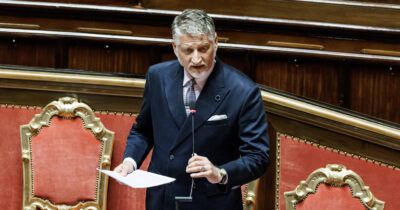 Copertina di Festival Santarcangelo, dopo le proteste mezza marcia indietro di Giuli: ristabiliti i fondi, ma resta il declassamento