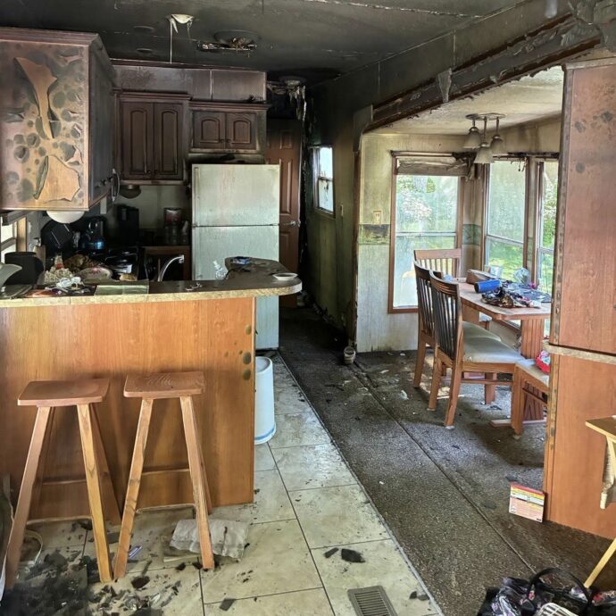 “Hanno scambiato l’odore di gas per puzza di aglio”: amiche accendono una candela profumata e il loro camper esplode, morte per le ustioni