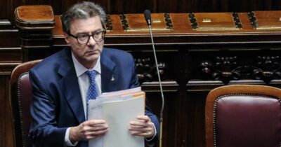 Copertina di “Con i dazi calo massimo del pil di 0,5 punti”: la stima di Giorgetti. “Contromisure? E’ prematuro”