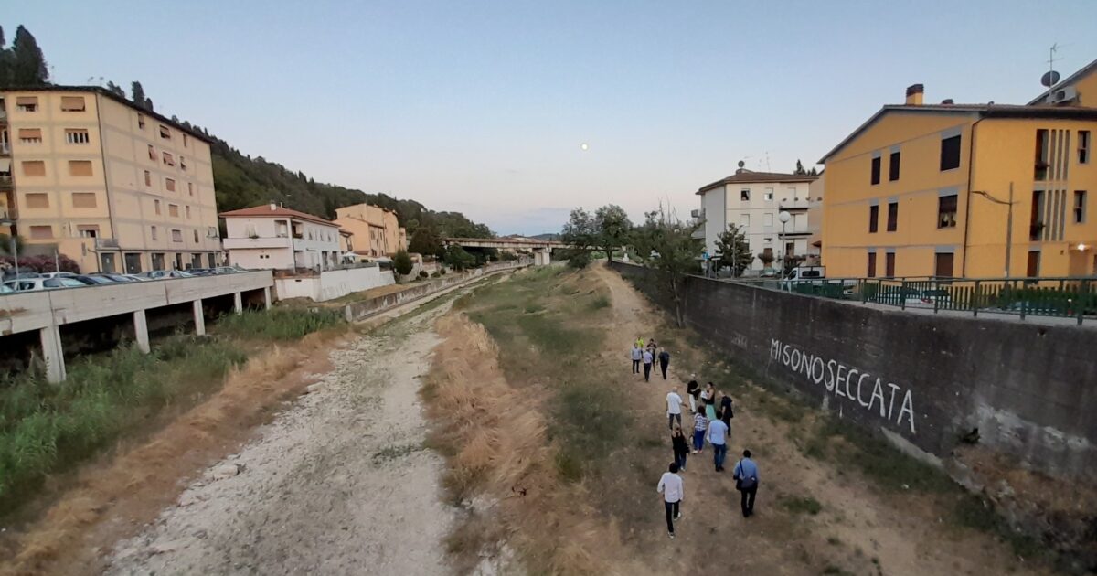 Siccità e prelievi artificiali seccano il Pesa, il consiglio comunale si riunisce nel letto del torrente in segno di protesta Siccità e prelievi artificiali seccano il Pesa, il consiglio comunale si riunisce nel letto del torrente in segno di protesta