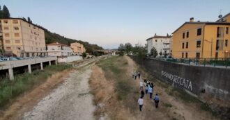 Siccità e prelievi artificiali seccano il Pesa, il consiglio comunale si riunisce nel letto del torrente in segno di protesta