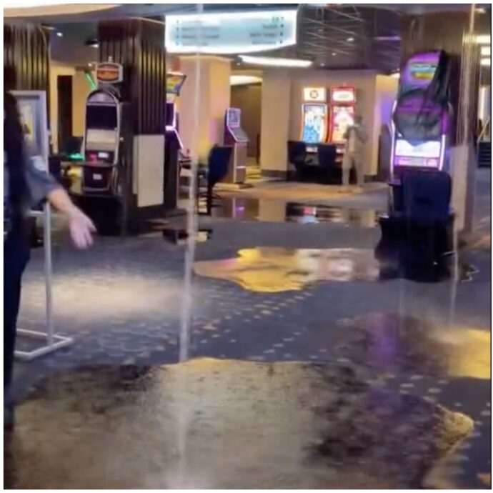 “Temporale colpisce un casinò e la pioggia cade sulle slot machine in tilt”: il video diventato virale sui social