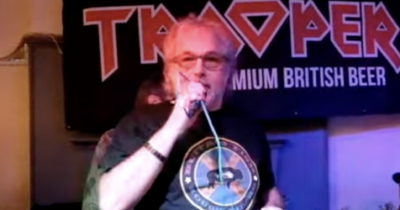Copertina di È morto Paul Mario Day, il primo cantante degli Iron Maiden: “Quando mi esibivo con loro eravamo solo una band da pub. Nessuno voleva ascoltarci”