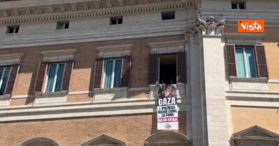 Copertina di “L’ipocrisia uccide come la fame. Meloni, sveglia”: lo striscione per Gaza srotolato a Montecitorio da Bonelli e Fratoianni