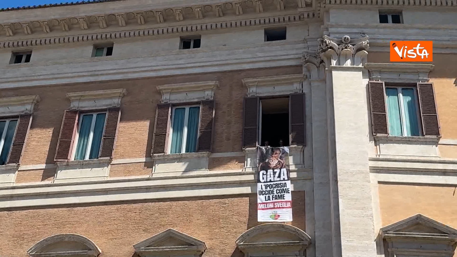 “L’ipocrisia uccide come la fame. Meloni, sveglia”: lo striscione per Gaza srotolato a Montecitorio da Bonelli e Fratoianni