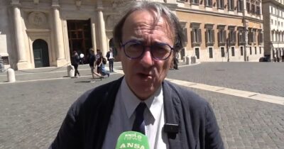 Copertina di Arresto di Carla Zambelli, Bonelli rivela: “Sto ricevendo minacce di morte. Salvini vuole andare a trovarla? È suo diritto”