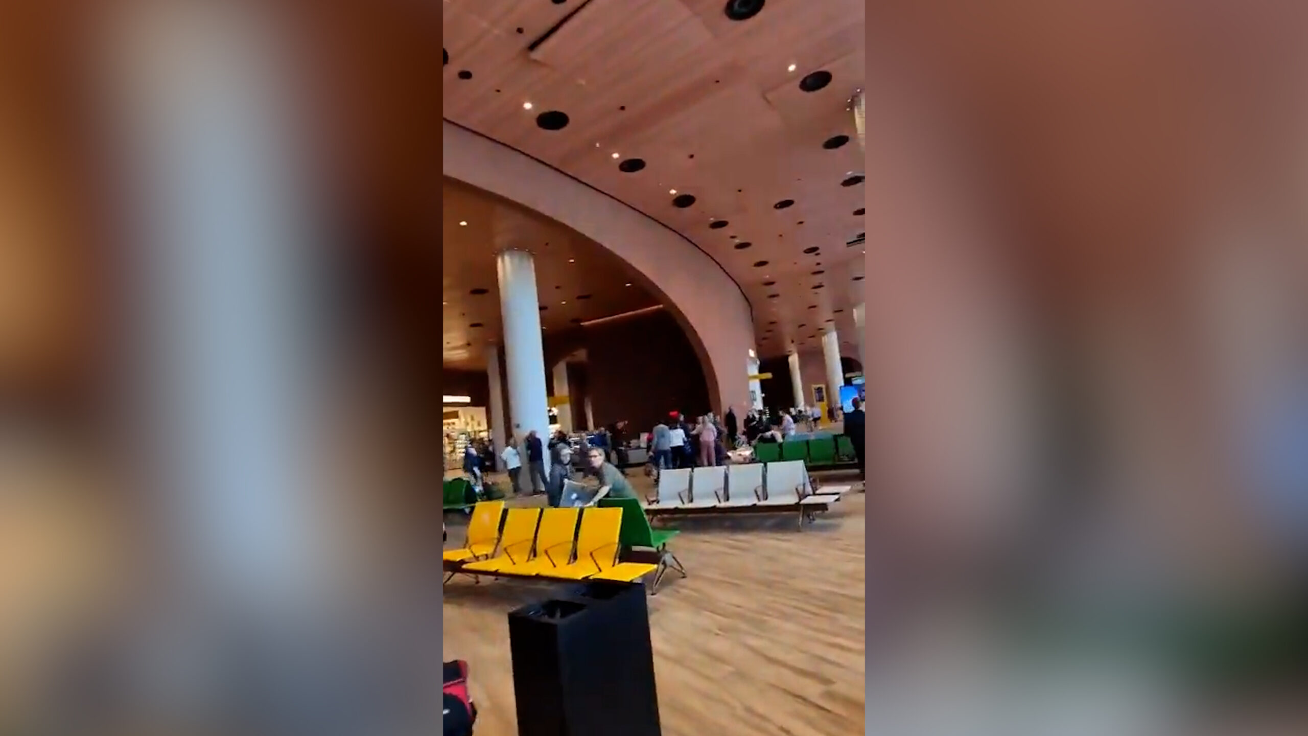 Terremoto in Kamchatka, la scossa ripresa in diretta e la fuga dalla sala di attesa dell’aeroporto di Yelizovo