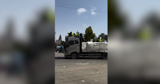 Copertina di Gaza, uomini armati assaltano i camion degli aiuti umanitari per rivendere la merce al mercato nero