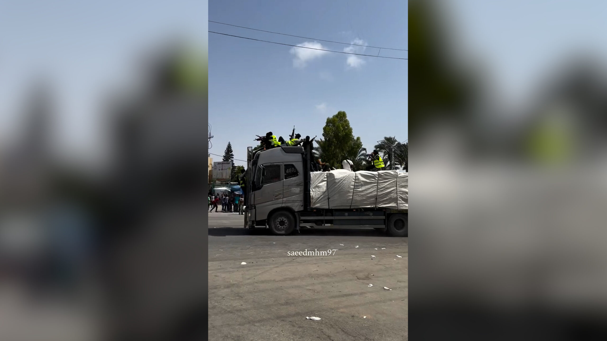 Gaza, uomini armati assaltano i camion degli aiuti umanitari per rivendere la merce al mercato nero