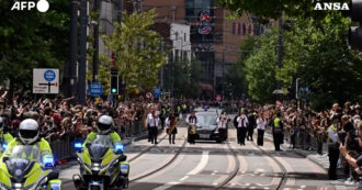 Copertina di Migliaia di fan per le strade di Birmingham omaggiano Ozzy Osburne: l’ultimo saluto alla leggenda del metal – Video