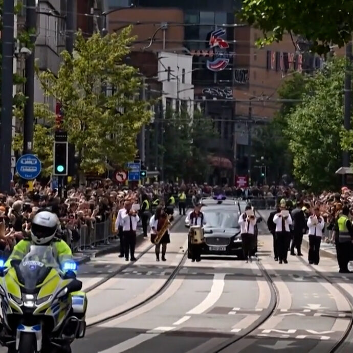Migliaia di fan per le strade di Birmingham omaggiano Ozzy Osburne: l’ultimo saluto alla leggenda del metal – Video