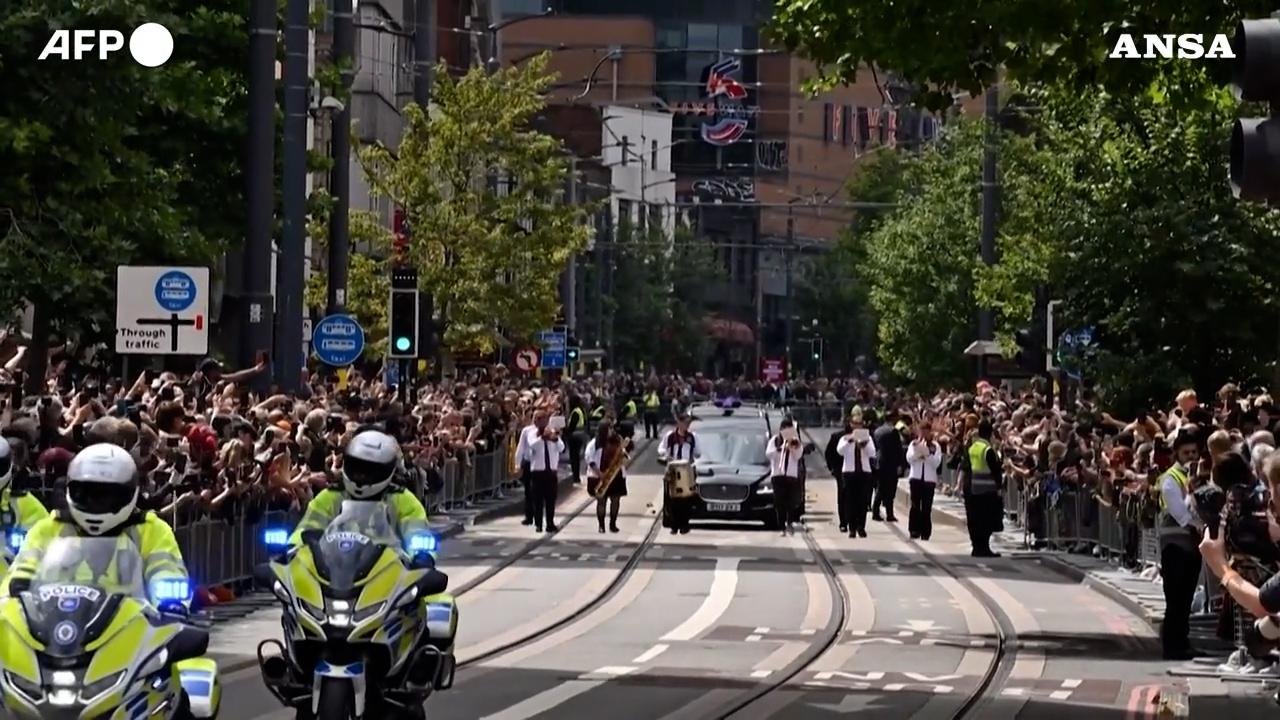 Migliaia di fan per le strade di Birmingham omaggiano Ozzy Osburne: l’ultimo saluto alla leggenda del metal – Video Migliaia di fan per le strade di Birmingham omaggiano Ozzy Osburne: l’ultimo saluto alla leggenda del metal – Video