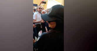 Copertina di L’ultimo omaggio a Celso Valli: Laura Pausini canta “Volare” fuori dalla chiesa a Bologna