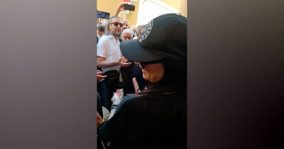 Copertina di L’ultimo omaggio a Celso Valli: Laura Pausini canta “Volare” fuori dalla chiesa a Bologna