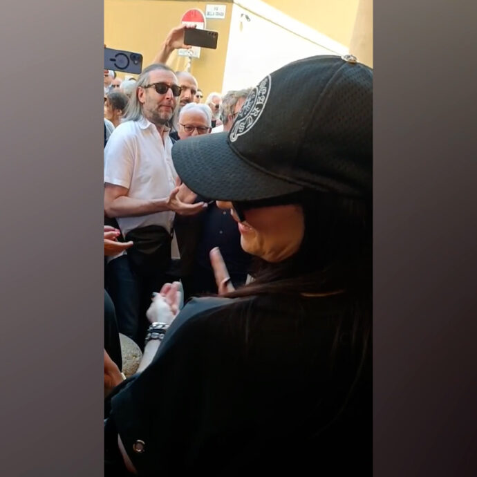 L’ultimo omaggio a Celso Valli: Laura Pausini canta “Volare” fuori dalla chiesa a Bologna