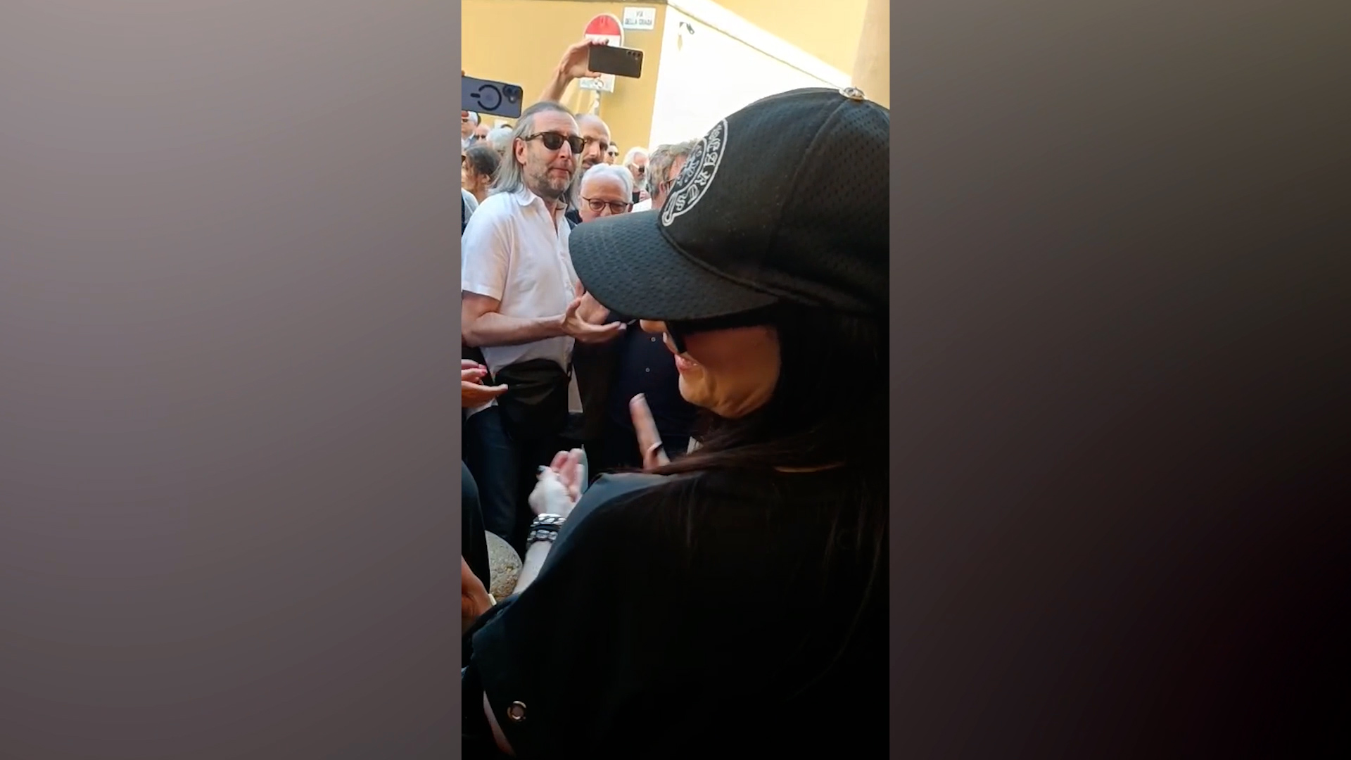L’ultimo omaggio a Celso Valli: Laura Pausini canta “Volare” fuori dalla chiesa a Bologna L’ultimo omaggio a Celso Valli: Laura Pausini canta “Volare” fuori dalla chiesa a Bologna