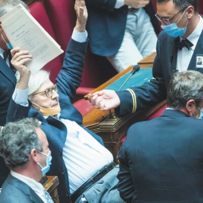 Copertina di Onorevoli, licenza d’insulto. Tanto l’immunità salva tutti