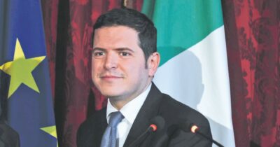 Copertina di Auto blu per la sorella, il cugino e il kebab: il meloniano Galvagno rischia il processo