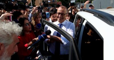 Copertina di Inchiesta nelle Marche, Ricci (Pd) ai pm: “Non ne so nulla”. Lascia il cerino in mano ai suoi