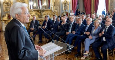 Copertina di Mattarella boccia gli emendamenti-mancia di due decreti. E il governo adesso lo sfida