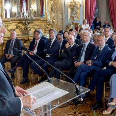 Copertina di Mattarella boccia gli emendamenti-mancia di due decreti. E il governo adesso lo sfida