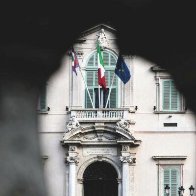 Copertina di Decreto Sicurezza, Mantovano da Mattarella. Dopo i rilievi del Colle il governo modifica la bozza