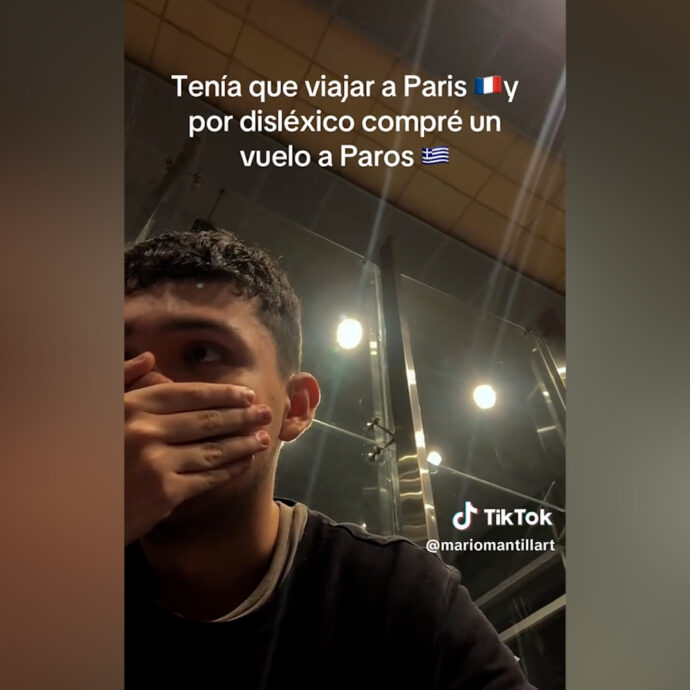 Vuole andare a Parigi ma sbaglia a digitare e compra un biglietto aereo per Paros: l’errore diventa virale
