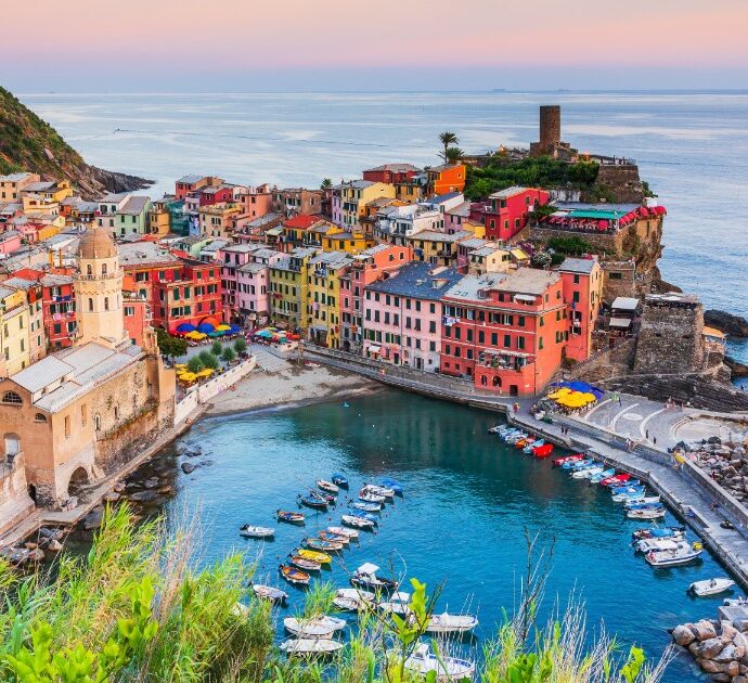 “Vietati i selfie con il mare mosso e sui sentieri a strapiombo: una turista ha rischiato di annegare”: il provvedimento del sindaco di Vernazza contro il “turismo incosciente”