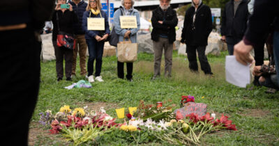 Copertina di Memoriale migranti morti al confine, il sindaco leghista di Ventimiglia vuole demolirlo: “I turisti si devono rilassare”